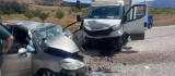 Nakliye kamyonu ile otomobil kafa kafaya çarpıştı: 4 yaralı