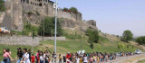 Öğrenciler 'En Temiz Diyarbakır' için sur diplerini temizledi