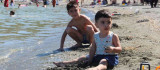 Sıcaktan bunalanlar Hazar Gölü'ne akın etti