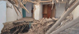 Tunceli'de 2 katlı kerpiç evin bir bölümü çöktü
