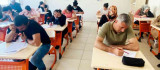 Tunceli'de kitap okuma yarışmasına katılan veliler sınava girdi