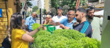 Yenişehir'de Çevre Koruma Haftası'nda vatandaşa fesleğen dağıtıldı